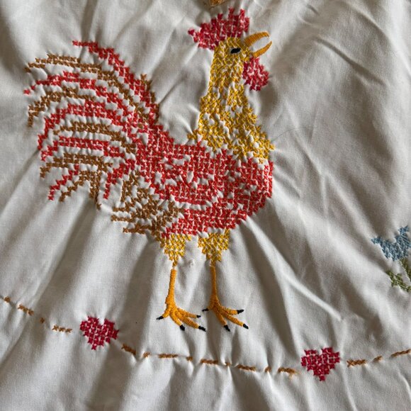 Hand-Embroidered Rooster Floral Tablecloth Patio Table Bonjour 58” Round White - Picture 5 of 12